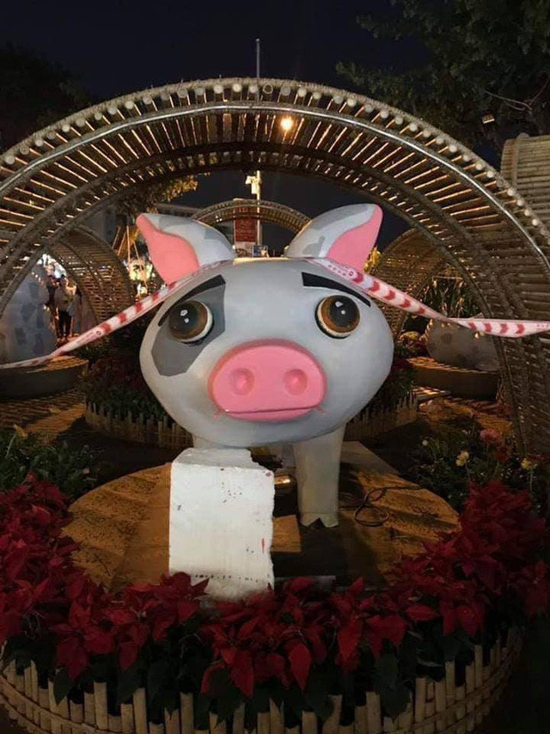 Linh vật Hợi (lợn) từ Mỹ Tho, Tiền Giang này có vẻ đang suy tư điều gì đó.