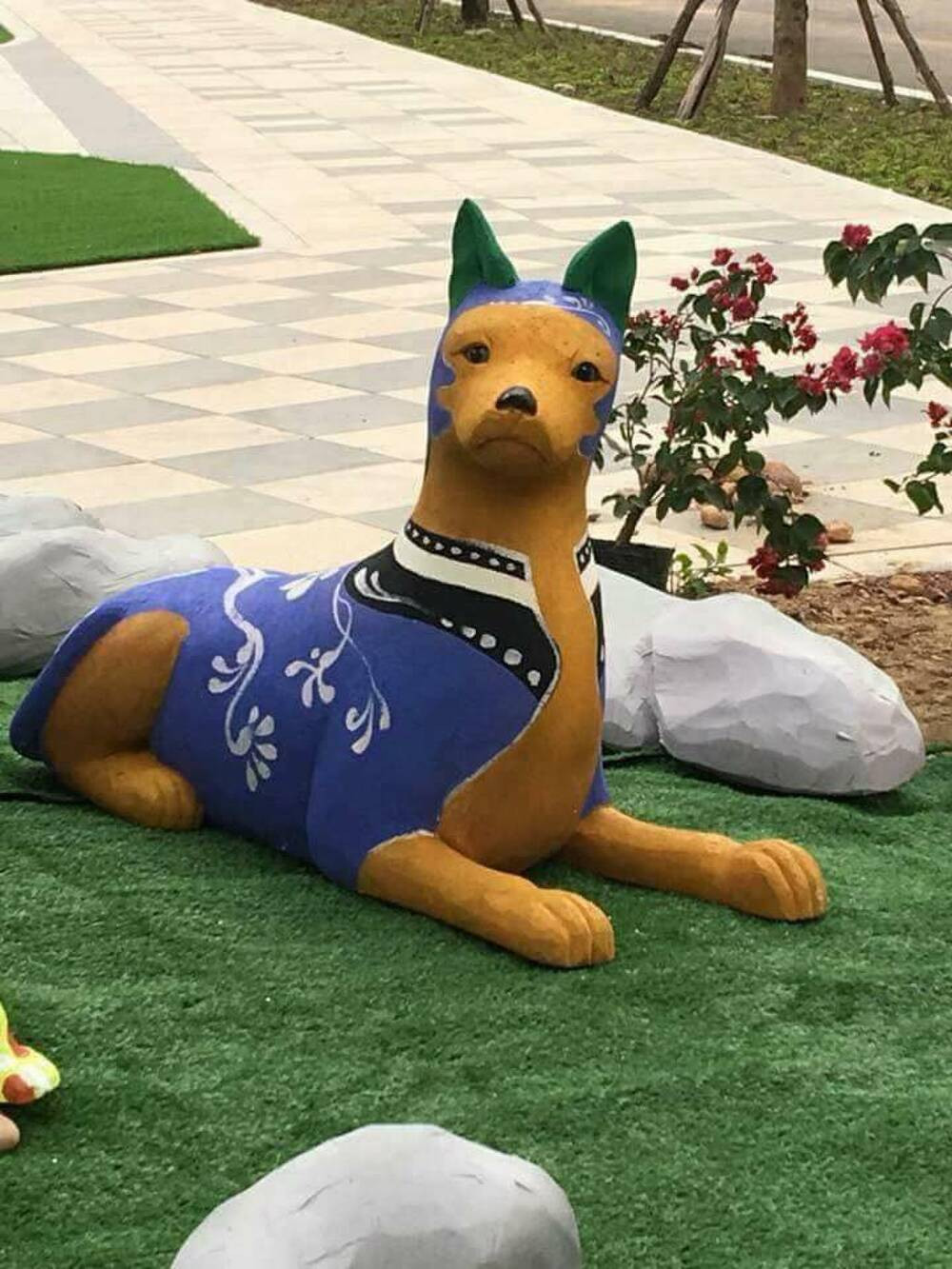 Linh vật Tuất ở phố đi bộ Nguyễn Huệ năm 2018 được khóa lên mặt, mình bộ quần áo có vẻ không hợp lắm với tạo hình.