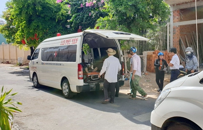 Vụ tai nạn làm anh Nguyễn Tài Sý (50 tuổi) bị gãy hở xương cánh tay và 2 cẳng tay, Trần Minh Phương (52 tuổi) bị nứt xương sườn số 2 và có vết thương ở đầu, Phan Ngọc Chỉnh (48 tuổi) có vết thương cột sống cổ và anh Nguyễn Bá Lương (49 tuổi, trú tại xã Hòa Quang Bắc, huyện Phú Hòa) bị vỡ xương gót. 