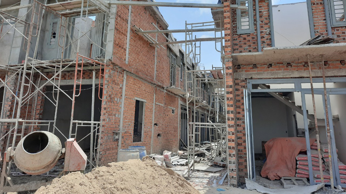  Sập công trình xây dựng khiến 2 người chết, 6 người bị thương: Khoảng 10h30 ngày 28/8,2020, trong lúc công nhân gỡ tấm che nước bằng bê tông bên ngoài cửa sổ căn nhà tại một công trình đang xây dựng tại xã Mỹ Hạnh Nam, huyện Đức Hòa, tỉnh Long An thì mảng bê tông này sập xuống kéo theo giàn giáo đổ sập, nhiều công nhân đang đứng bên trên té từ trên cao xuống đất.