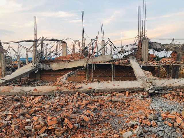 Tại hiện trường, bức tường sập nghiêng sang một bên. Xung quanh, nhiều giàn giáo, bê tông, sắt thép nằm ngổn ngang. Hàng trăm cảnh sát cứu hộ dùng xe múc, xe cẩu... lật bức tường bị sập để tìm kiếm người.