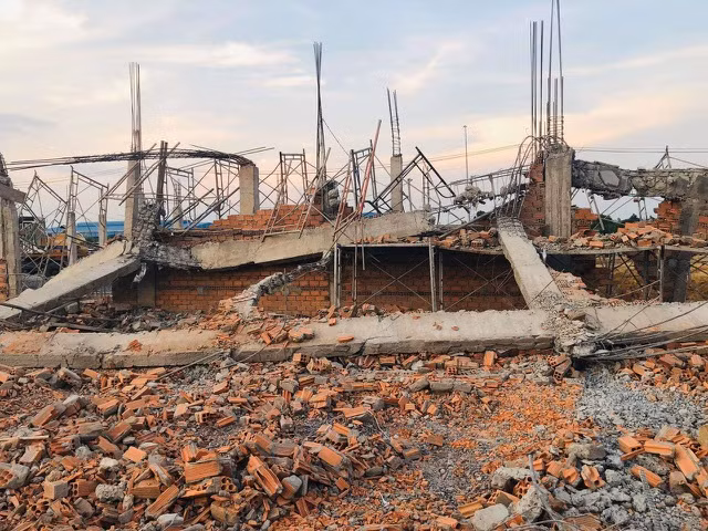 Tại hiện trường, bức tường sập nghiêng sang một bên. Xung quanh, nhiều giàn giáo, bê tông, sắt thép nằm ngổn ngang. Hàng trăm cảnh sát cứu hộ dùng xe múc, xe cẩu... lật bức tường bị sập để tìm kiếm người.