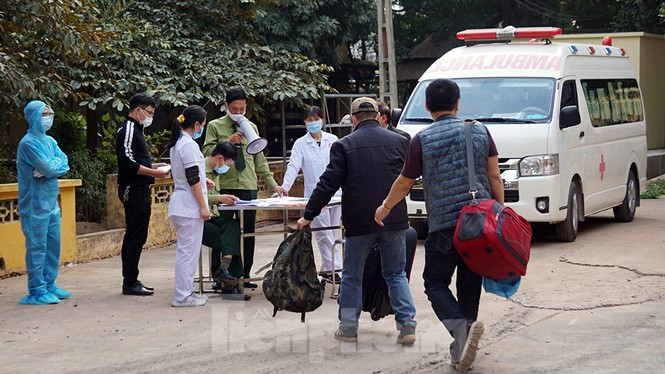 Sau khi được thông báo và chuẩn bị đồ đạc, lần lượt từng người tới lấy phiếu xác nhận và ký tên. 