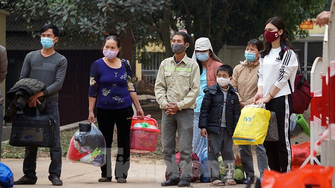 Phía ngoài, mọi người đứng chăm chú theo dõi thông báo của liên ngành y tế, quân đội. 