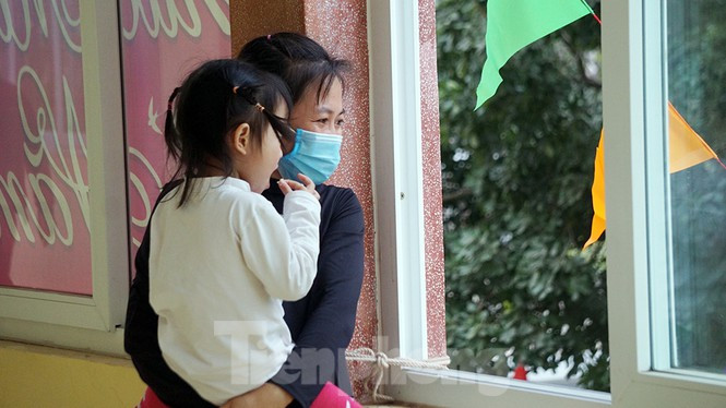 "Được về nhà ăn Tết vui quá. Nhà đông người nên tất cả đi bộ ra cổng doanh trại quân đội đón taxi", anh Quân nói. 