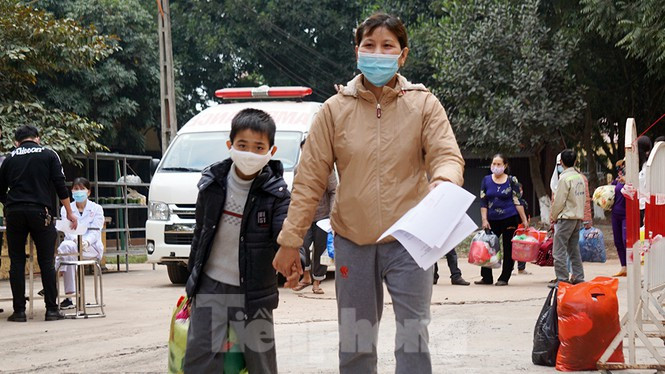 Sau khi nhận kết quả, phiếu xác nhận, nhiều người tách xách nách mang đồ đạc chuẩn bị lên xe. Tại Trung đoàn 836, nhiều học sinh, trẻ em cách ly cùng bố mẹ. BCĐ Phòng chống COVID-19 huyện Thủy Nguyên yêu cầu người dân trở về cách ly tại nhà, theo dõi sức khỏe thêm 14 ngày tiếp theo.