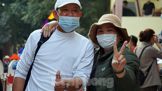 Nhiều người không quên chụp hình lưu niệm với bạn bè, người quen trước khi chia tay về quê ăn Tết.