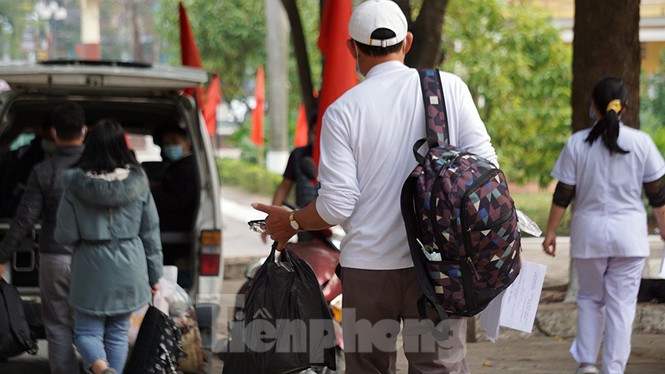 Sau khi thông báo, hơn 50 người lần lượt lên xe 113 rời khu cách ly. Anh Nguyễn Văn Quân (SN 1979, quê huyện Tiên Lãng) cho biết, anh cùng 7 người trong gia đình dự đám cưới em họ tại Quảng Ninh. Sau đó, cả nhà cùng nhau đi cách ly. 