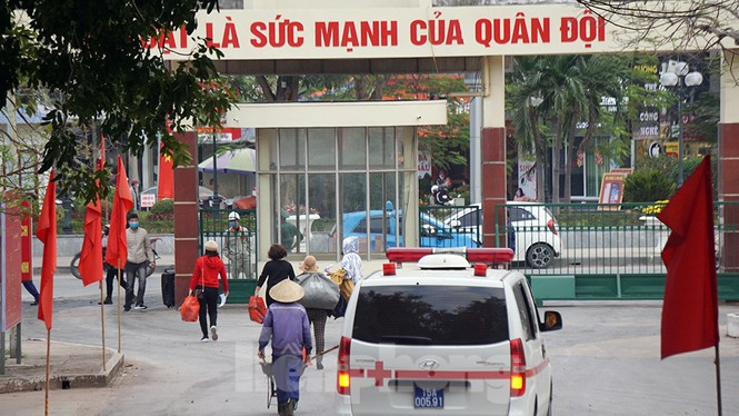 "Được về nhà ăn Tết vui quá. Nhà đông người nên tất cả đi bộ ra cổng doanh trại quân đội đón taxi", anh Quân nói. 