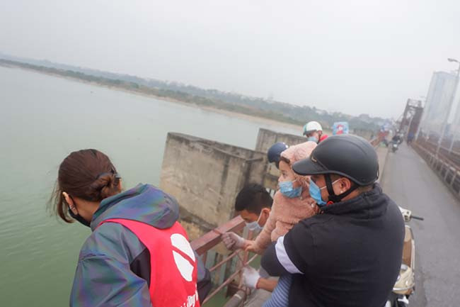 Năm nay nhiều người mang hộp nhựa, lọ thuỷ tinh đi thả cá. Ai đựng cá bằng túi nylon thì sẽ tập kết lại một điểm, không để xảy ra tình trạng rác thải bừa bãi trên cầu.