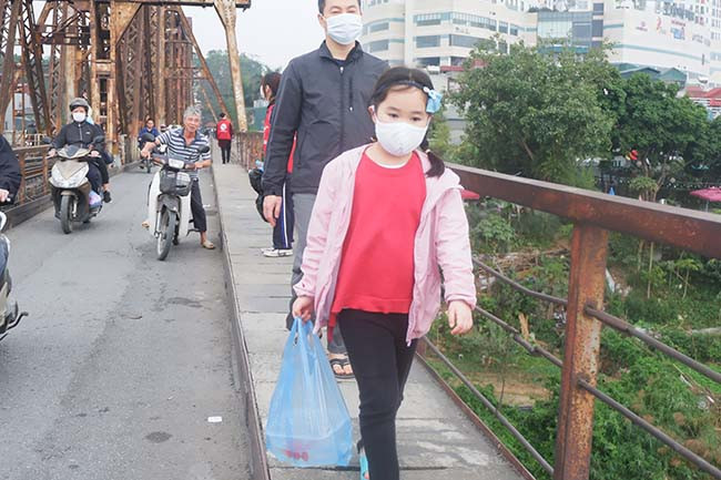 Một số em nhỏ cũng được phụ huynh cho đi thả cá.