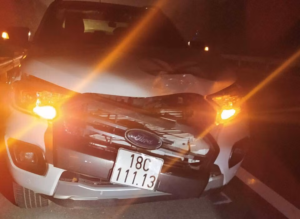 Nghi chay ngang qua duong nguoi phu nu bi xe dam tu vong