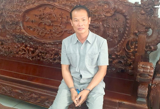  Giám đốc bị bắt vì làm khống giấy tờ đất để chiếm đoạt tiền tỷ: Nguyễn Chu Sâm (47 tuổi) - Giám đốc Công ty Cổ phần Thương mai dịch vụ Kim Thủy Lâm (ngụ khu phố 2, phường Pháo Đài, TP. Hà Tiên, tỉnh Kiên Giang) tự ý soạn thảo hợp đồng mua bán đất ở Phú Quốc rồi ký khống nhằm chiếm đoạt số tiền 3,75 tỷ đồng của 3 người phụ nữ. Hôm nay, Công an tỉnh Kiên Giang đã khởi tố bị can Sâm để điều tra về tội “Lạm dụng tín nhiệm chiếm đoạt tài sản”. 