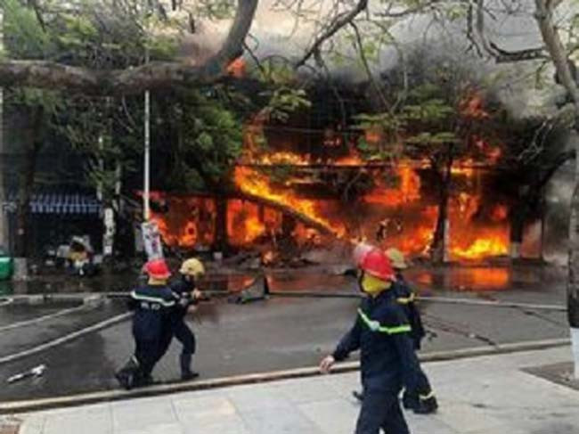  Cháy lớn quán bar, karaoke rộng hàng trăm m2: Khoảng 10h ngày 3/2, tại quán bar, karaoke MJM, có địa chỉ số 21 đường Trần Phú, phường Máy Tơ, quận Ngô Quyền, TP Hải Phòng với diện tích hàng trăm m2 xảy ra vụ hỏa hoạn lớn. Ngọn lửa bùng phát rất nhanh và bao trùm toàn bộ nhà hàng này đã bị thiêu rụi gần như hoàn toàn. May mắn vụ cháy không gây thiệt hại về người.