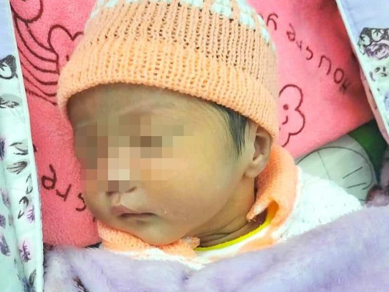  Bé gái 2,2 kg chưa rụng dây rốn trong thùng carton: Khoảng 4h30 ngày 3/2, người dân phát hiện một bé gái chưa rụng dây rốn trong thùng carton bị bỏ rơi trên đường thuộc địa bàn thôn 4, xã Điện Hồng, thị xã Điện Bàn, Quảng Nam. Phát hiện sự việc, người dân trình báo lực lượng chức năng đến làm việc. Qua đó, cơ quan chức năng đã tiến hành lập biên bản bàn giao cho gia đình ông Trương Văn Thống tạm trông nom và chăm sóc bé. 