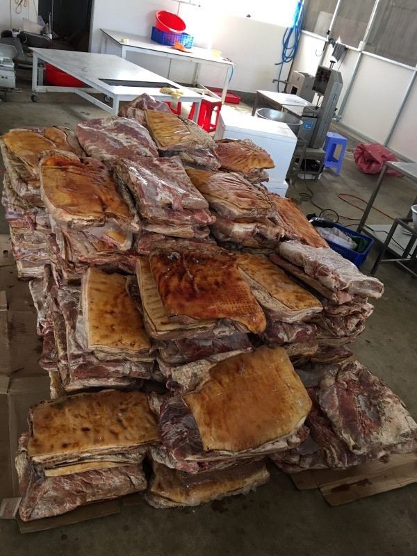  Phát hiện hơn 1,4 tấn thịt heo đông lạnh không rõ nguồn gốc: Ngày 2/2, Công an huyện Đức Trọng đã phối hợp với Phòng Cảnh sát điều tra tội phạm về môi trường Công an tỉnh Lâm Đồng bắt quả tang Công ty TNHH thực phẩm đông lạnh xuất nhập khẩu Phú Đặng Gia Thịnh (địa chỉ tại TT Liên Nghĩa, huyện Đức Trọng), kinh doanh thực phẩm không rõ nguồn gốc, xuất xứ. Có 1.465kg thịt heo đông lạnh, không có dấu kiểm dịch của cơ quan chức năng.