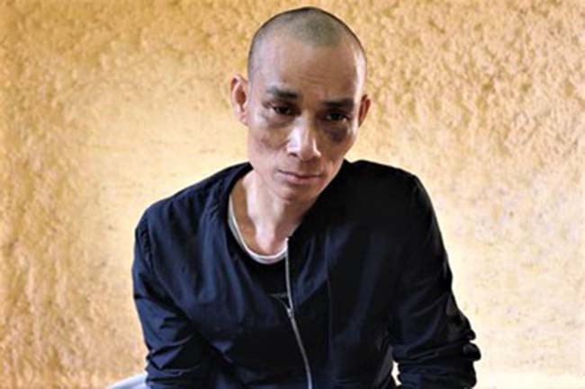  Chém phó trưởng công an xã: Quàng Văn Cường (38 tuổi, ở xã Thanh Hưng, tỉnh Điện Biên) có biểu hiện ngáo đá, say rượu rồi dùng gạch, đá ném vào nhà anh Vũ Đình Xá (người cùng bản). Nhận tin báo, lực lượng chức năng đã đến giải quyết. Cường đã chất rơm, đốt xe máy của lực lượng chức năng đồng thời dùng rìu, dao, gạch, đá tấn công khiến Phó trưởng Công an xã Thanh Hưng bị thương. Hôm nay, Công an huyện Điện Biên đã khởi tố Cường về tội Chống người thi hành công vụ và Tàng trữ trái phép chất ma túy. 