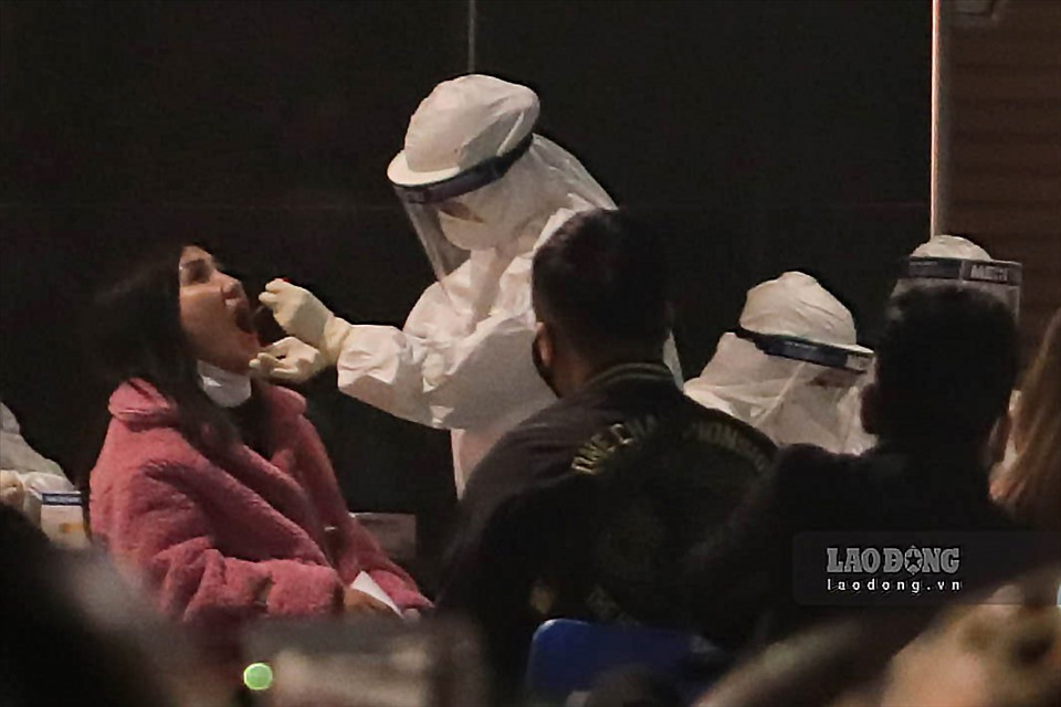 Người dân vào trong xét nghiệm sẽ chỉ được ra ngoài khi có kết quả âm tính. Sau đó họ sẽ tiếp tục cách ly tại nhà để theo dõi sức khỏe theo quy định của Bộ Y tế. (Ảnh: Lao Động)