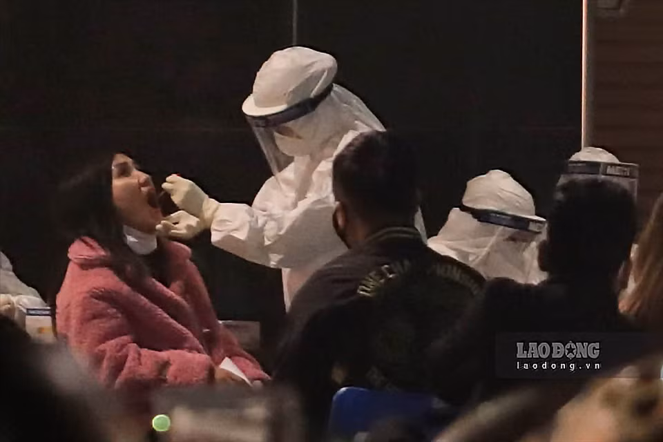 Người dân vào trong xét nghiệm sẽ chỉ được ra ngoài khi có kết quả âm tính. Sau đó họ sẽ tiếp tục cách ly tại nhà để theo dõi sức khỏe theo quy định của Bộ Y tế. (Ảnh: Lao Động)