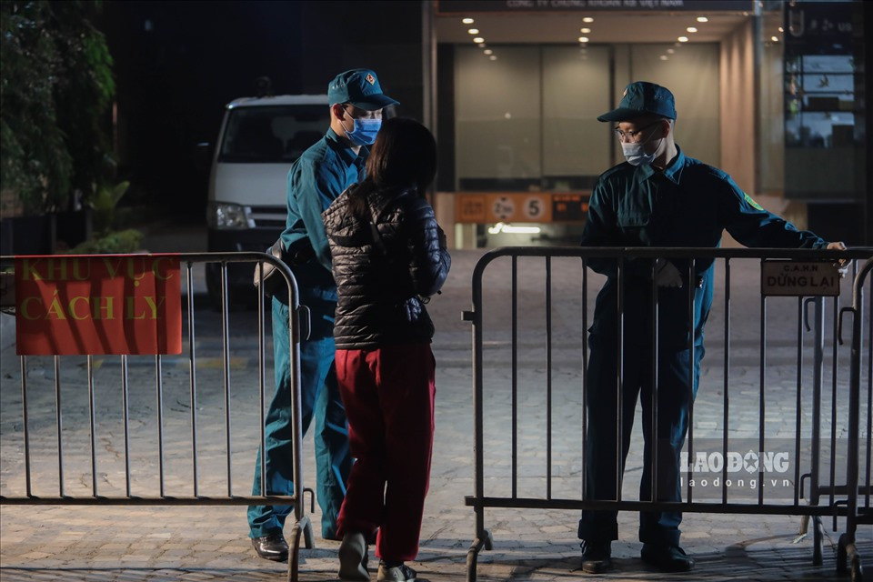 Tại cổng ra vào toà nhà, lực lượng chức năng chốt chặn 24/24, không cho người và phương tiện không có nhiệm vụ ra vào. Chỉ những phương tiện chở nhu yếu phẩm cấp thiết phục vụ cho sinh hoạt của người dân được vào. (Ảnh: Lao Động)