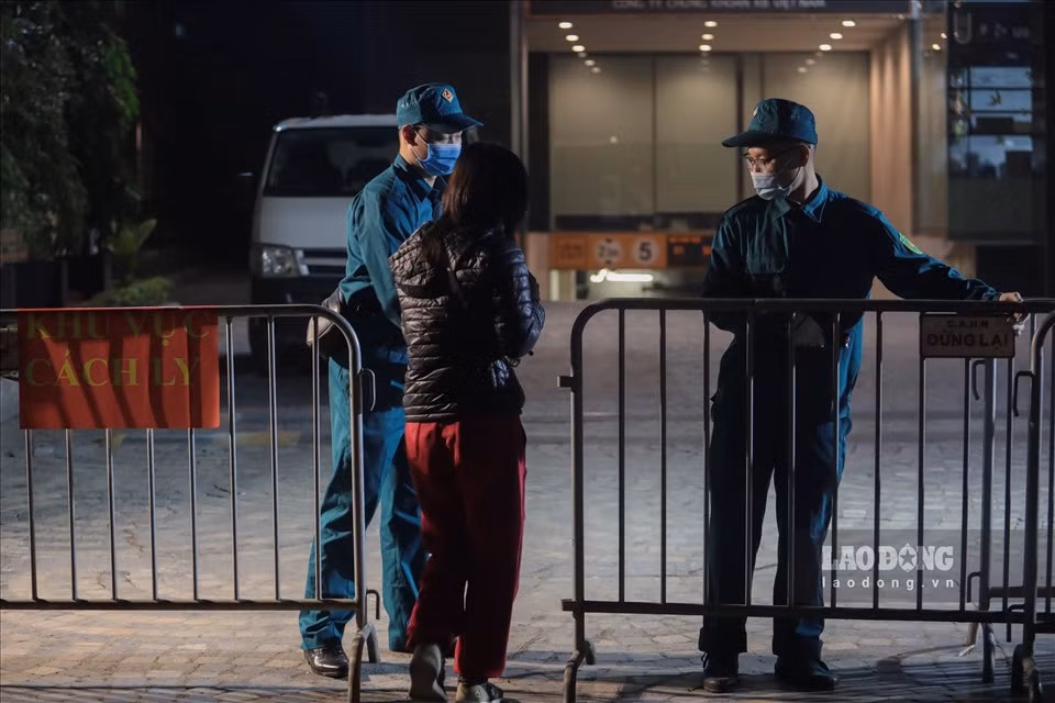 Tại cổng ra vào toà nhà, lực lượng chức năng chốt chặn 24/24, không cho người và phương tiện không có nhiệm vụ ra vào. Chỉ những phương tiện chở nhu yếu phẩm cấp thiết phục vụ cho sinh hoạt của người dân được vào. (Ảnh: Lao Động)