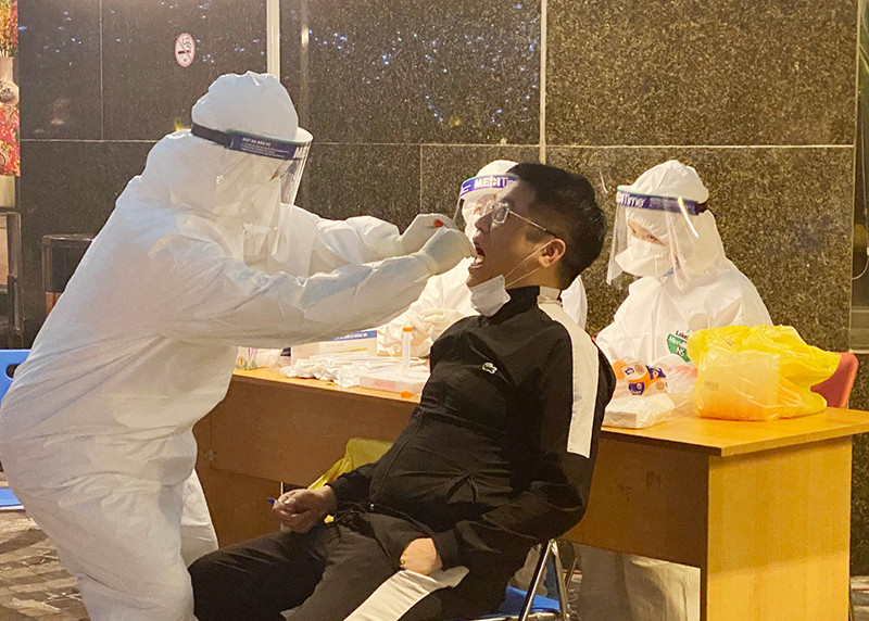 Hiện cơ quan chức năng đã tạm thời phong toả các tòa chung cư cả khu vực này để tiến hành điều tra dịch tễ trước khi đưa ra các quyết định cuối cùng. (Ảnh: Kinh Tế Đô Thị)