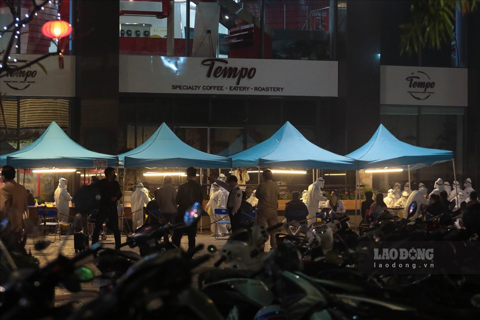 Được biết, lúc 22h ngày 5/2, lực lượng chức năng phát loa gọi các cư dân xuống lấy mẫu xét nghiệm COVID-19. (Ảnh: Lao Động)