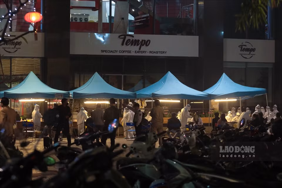 Được biết, lúc 22h ngày 5/2, lực lượng chức năng phát loa gọi các cư dân xuống lấy mẫu xét nghiệm COVID-19. (Ảnh: Lao Động)