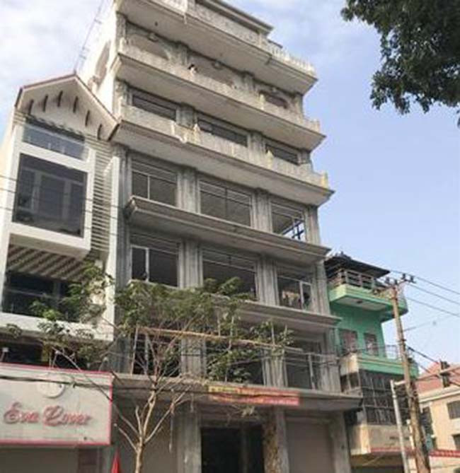  Một người tử vong nghi do rơi từ tầng cao của công trình xây dựng: Khoảng 15h30 ngày 4/2, nhiều người dân nghe thấy tiếng động lớn trước cửa tòa nhà số 195, đường Lê Hồng Phong, phường Đông Thành, thành phố Ninh Bình, tỉnh Ninh Bình. Khi lại gần kiểm tra, người dân tá hỏa phát hiện một người đàn ông nằm bất động, đã tử vong, nghi rơi từ tầng cao của tòa nhà xuống. Nạn nhân khoảng 40 tuổi, là công nhân đang xây dựng tại tòa nhà. 