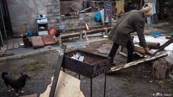 Cô Zavadenko hiện sống một mình. Thị trấn Spartak hiện không có điện, khí đốt và nước sạch kể từ năm 2014, vì thế cô hay dùng lò nướng để nấu ăn. Để lấy củi đun, cô hay tới một xưởng nội thất bỏ hoang gần đó. Ảnh DW