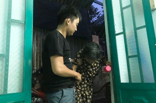 Cậu sinh viên nghèo hiếu thảo, siêng năng khiến nhiều người vô cùng xúc động và khâm phục.