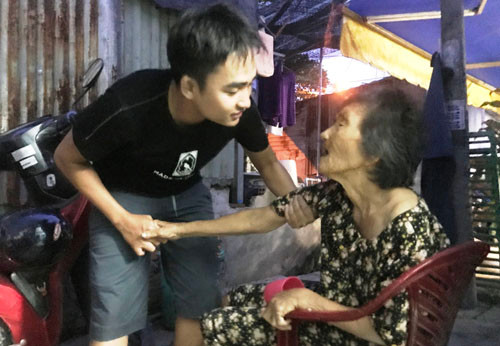 Sơn gánh vác, chăm lo cho bà ngoại gần 90 tuổi của mình.