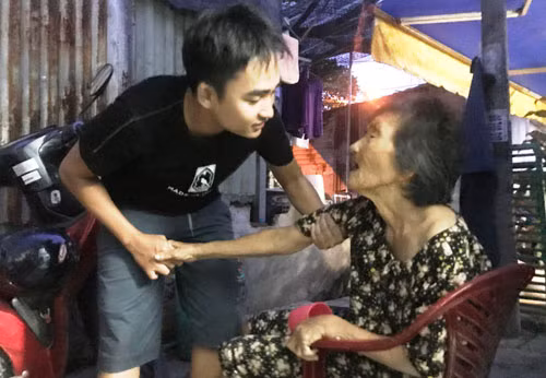 Sơn gánh vác, chăm lo cho bà ngoại gần 90 tuổi của mình.