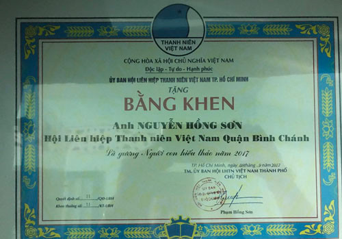 Nguyễn Hồng Sơn, vừa được Hội Liên hiệp thanh niên Việt Nam TP.HCM và Hội Liên hiệp phụ nữ thành phố tuyên dương gương “Người con hiếu thảo” cấp TP năm 2017.