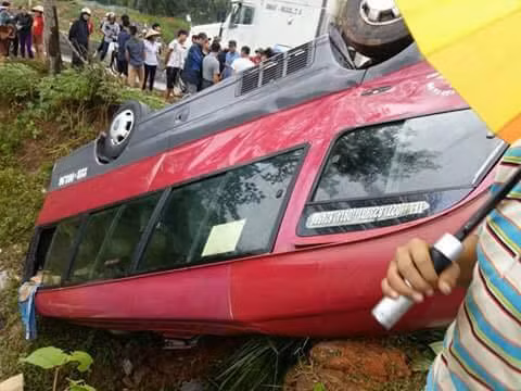 Ha Giang: Xe khach lat ngua, nhieu nguoi bi thuong
