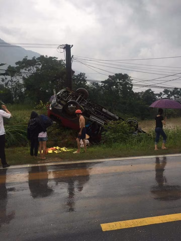 Ha Giang: Xe khach lat ngua, nhieu nguoi bi thuong-Hinh-4
