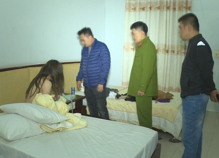 Với hành vi bán dâm, Điều 25 của dự thảo Nghị định mới đề xuất phạt cảnh cáo hoặc phạt tiền 300 - 500 nghìn đồng. Trường hợp bán dâm cho 2 người trở lên cùng lúc thì áp dụng mức phạt tiền 1-2 triệu đồng.