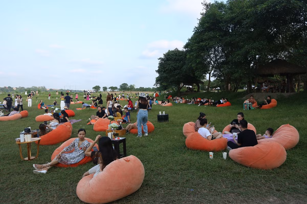 Về vấn đề này, sáng cùng ngày ông Phạm Thế Vinh, Chủ tịch UBND phường Nhật Tân cho biết đã nắm bắt được tình trạng nêu trên và đang yêu cầu tổ công tác của phường củng cố hồ sơ để xử lý theo quy định.