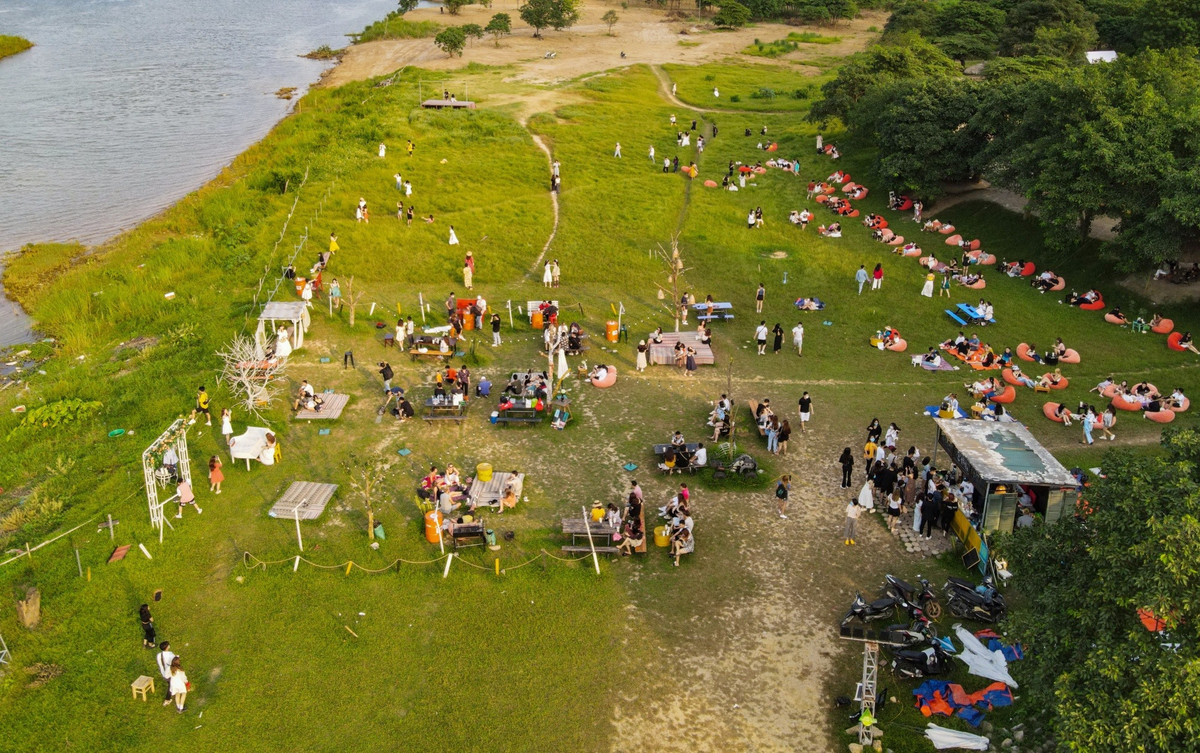 Trước đó, trong bối cảnh dịch bệnh COVID-19 ở Hà Nội đang diễn ra hết sức phức tạp, chiều ngày 23/5 rất đông người dân vẫn có thể tìm đến bãi đá sông Hồng, phường Nhật Tân, quận Tây Hồ để dã ngoại, vui chơi, hóng mát.