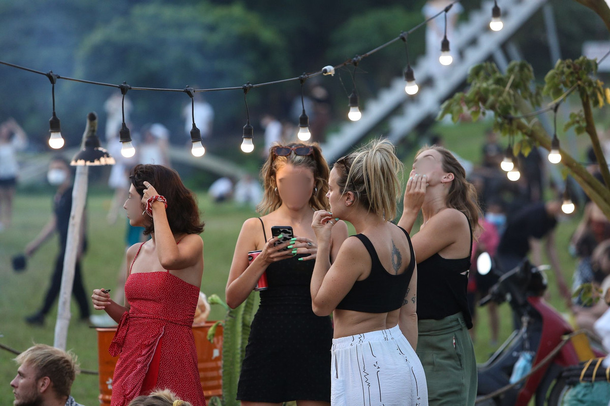 Chủ tịch UBND quận Tây Hồ cũng thông tin thêm, thời gian qua, thường xuyên chỉ đạo các đơn vị quán triệt thực hiện giãn cách, xử lý nghiêm trường hợp vi phạm quy định phòng chống dịch COVID-19.