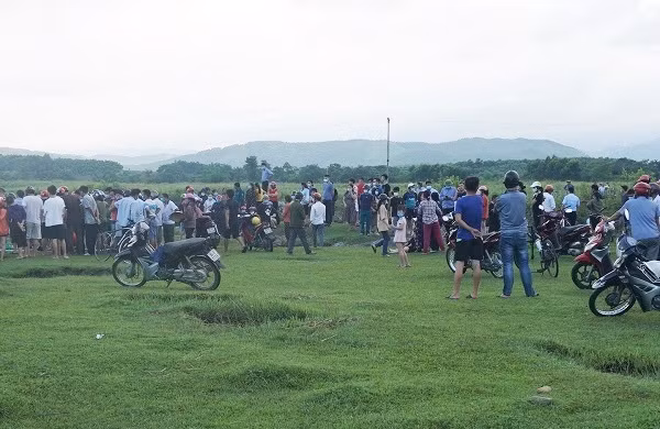  Rủ nhau ra sông tắm, 2 em học sinh bị đuối nước: Ngày 28/5, UBND xã Phú Phong, huyện Hương Khê, Hà Tĩnh cho biết, chiều 27/5, cháu P.D.M (học sinh lớp 6, trường THCS thị trấn Hương Khê) và T.T.B (học sinh lớp 3, trường Tiểu học thị trấn Hương Khê) cùng 2 cháu khác rủ nhau ra sông Tiêm (ở khu vực rào Cồn, xã Phú Phong, huyện Hương Khê) tắm. Trong lúc tắm, 2 cháu P.D.M. và T.T.B. không may trượt chân ra xa dòng nước sau đó đuối nước tử vong.