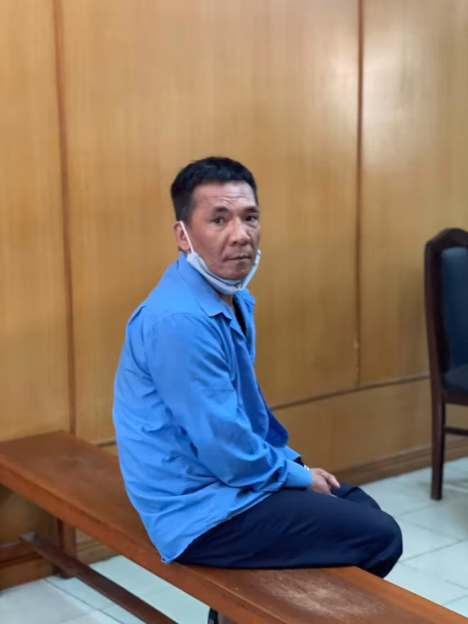  Cuồng ghen, gã "chồng hờ" sát hại chồng cũ của vợ: Nguyễn Thái Phi Khanh (SN 1975, ngụ quận 3, TP Hồ Chí Minh) luôn ghen tuông với chồng cũ của vợ. Trong cơn cuồng ghen, Khanh đã sát hại người này rồi bỏ trốn khỏi hiện trường. Ngày 28/5, TAND Hồ Chí Minh đã tuyên tử hình Khanh về tội giết người. 