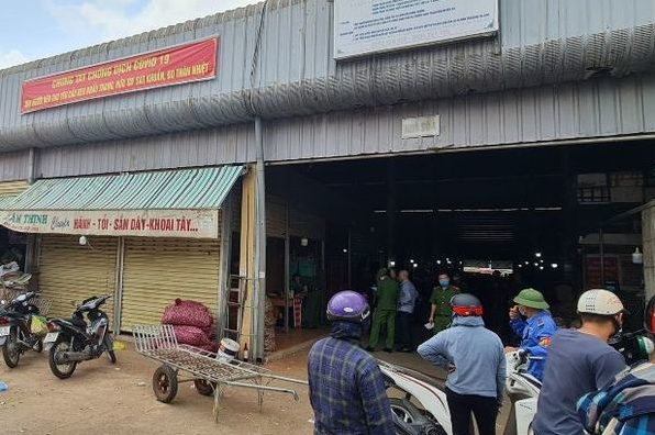  Đang nằm ngủ chủ ki ốt bị đâm chết: Sáng 24/5, khi anh Mạc Văn T. (trú phường Lam Sơn, TP Thanh Hóa) đang nằm ngủ trên ghế tại ki ốt bán hành tỏi thì bất ngờ bị một nam thanh niên xông vào dùng dao đâm liên tiếp vào người và dùng ghế quăng về phía nạn nhân. Sau khi bị đâm nạn nhân loạng quạng chạy ra ngoài và gục xuống, được mọi người đưa đi cấp cứu nhưng tử vong trên đường tới bệnh viện do mất nhiều máu. 