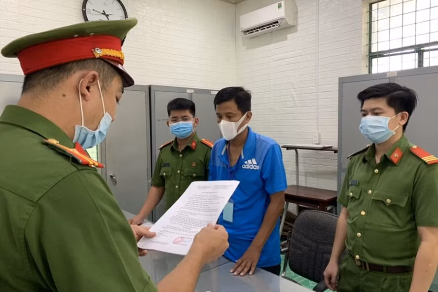  1 giám đốc công ty bất động sản ở Bình Dương bị bắt: Ngày 24/5, Công an tỉnh Bình Dương đã khởi tố, bắt tạm giam Phạm Ngọc Thắng (37 tuổi, quê Khánh Hòa) - Giám đốc Công ty Cổ phần Đầu tư Kinh doanh Phát triển địa ốc Điền Phú Phát (TP Thủ Dầu Một) để điều tra về tội lừa đảo chiếm đoạt tài sản. 3 người dân đã bị Thắng lừa bán nhà chiếm đoạt 3,6 tỷ đồng. 