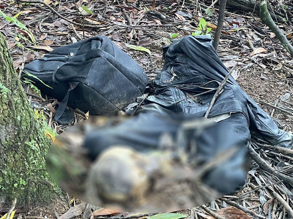  Phát hiện thi thể đang phân hủy tại rừng tràm: Sáng, người dân xã Đam B’ri (TP Bảo Lộc, tỉnh Lâm Đồng) đi làm trong rừng tràm thì phát hiện một thi thể bốc mùi hôi thối nên trình báo cơ quan chức năng. Tại hiện trường, thi thể đã phân huy chỉ còn bộ xương nằm ngay cạnh gốc tràm bị phủ bởi võng dù, bên cạnh có 1 túi xách màu đen nghi nhưng không có bất kỳ giấy tờ tùy thân nào. 