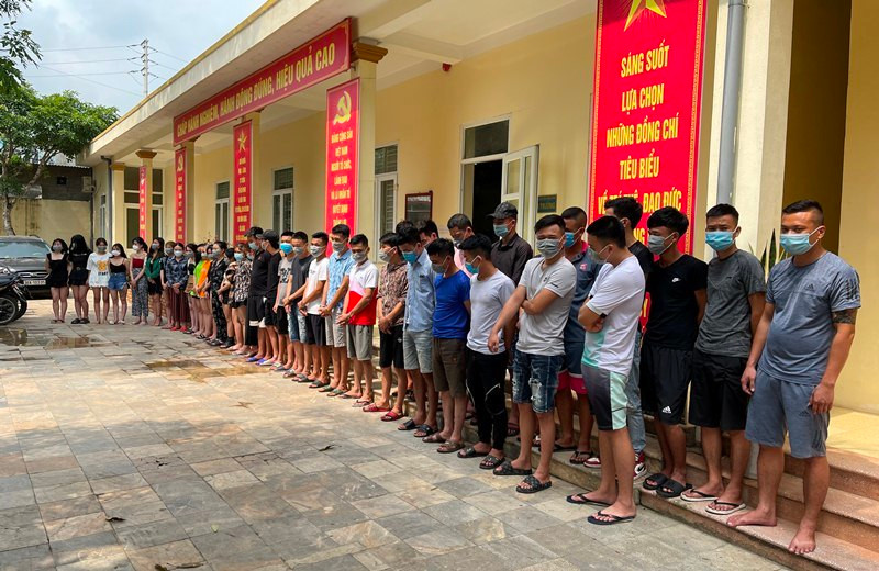  Quán karaoke ở Thanh Hóa cho 40 khách "bay lắc" giữa mùa dịch: Ngày 24/5, Công an huyện Triệu Sơn (Thanh Hóa) cho biết, vừa ập vào một quán karaoke Tân Lan ở thị trấn Nưa. Công an bắt quả tang 40 đối tượng (23 nam, 17 nữ) đang tụ tập tại 4 phòng hát của quán karaoke Tân Lan sử dụng ma túy, kẹo và bóng cười. Qua xét nghiệm nhanh đã có 22/40 đối tượng có kết quả dương tính với các chất ma túy.