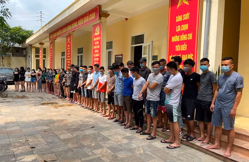  Quán karaoke ở Thanh Hóa cho 40 khách "bay lắc" giữa mùa dịch: Ngày 24/5, Công an huyện Triệu Sơn (Thanh Hóa) cho biết, vừa ập vào một quán karaoke Tân Lan ở thị trấn Nưa. Công an bắt quả tang 40 đối tượng (23 nam, 17 nữ) đang tụ tập tại 4 phòng hát của quán karaoke Tân Lan sử dụng ma túy, kẹo và bóng cười. Qua xét nghiệm nhanh đã có 22/40 đối tượng có kết quả dương tính với các chất ma túy.