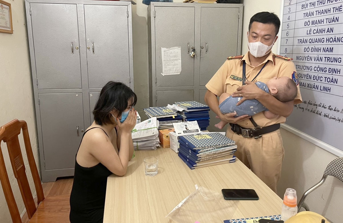  Ngăn người mẹ trẻ ôm con nhỏ định nhảy cầu tự tử: Sáng 25/5, do mâu thuẫn gia đình, chị V.T.H (SN 1996, ở xã An Đông, TP Hải Phòng) ôm con nhỏ hơn 5 tháng tuổi lên giữa cầu có ý định nhảy xuống sông tự tử, rất may lực lượng CSGT Hải Phòng cùng người dân kịp thời ngăn chặn đưa 2 mẹ con chị H. về Công an xã An Đồng làm rõ sự việc. 