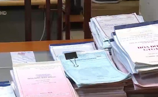  Phá đường dây mua bán hóa đơn trị giá hơn 1.000 tỷ đồng: Ngày 25/5, Công an tỉnh Bắc Giang có kết luận điều tra vụ án “Mua bán trái phép hoá đơn” với tổng giá trị hàng hoá ghi trên hoá đơn lên đến hơn 1.000 tỷ đồng trên địa bàn. Các đối tượng đã thành lập 19 công ty “ma” để xuất bán trái phép hoá đơn cho khoảng 600 doanh nghiệp với tổng giá trị hàng hoá ghi trên hoá đơn trên 1.000 tỷ đồng, gây thất thoát tiền thuế của Nhà nước trên 100 tỷ đồng.