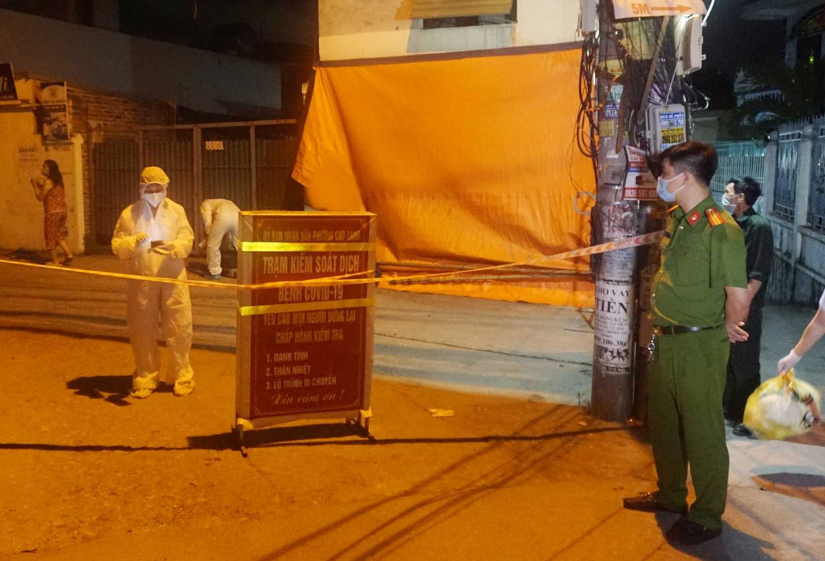  Bí thư và chủ tịch xã bị đình chỉ công tác: Ngày 25/5, Huyện ủy huyện Thuận Thành (tỉnh Bắc Ninh) đã tạm đình chỉ công tác ông Dương Văn Thắng, Bí thư Đảng ủy xã Nguyệt Đức (huyện Thuận Thành) và ông Đặng Thái Dũng, Chủ tịch UBND xã Nguyệt Đức, từ ngày 25 đến hết ngày 31/5. Lý do cả hai ông Thắng và Dũng bị tạm đình chỉ là để xem xét trách nhiệm lãnh đạo, chỉ đạo trong công tác phòng chống dịch COVID-19 trên địa bàn xã Nguyệt Đức. 